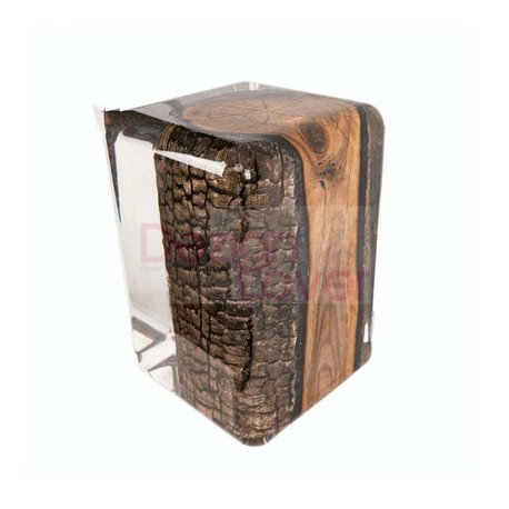 Tabouret avec tronc d'arbre en résine époxy transparente