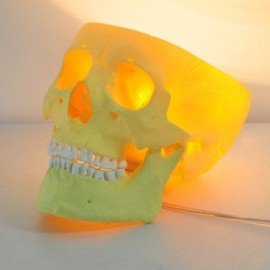 Lampe de table design crâne